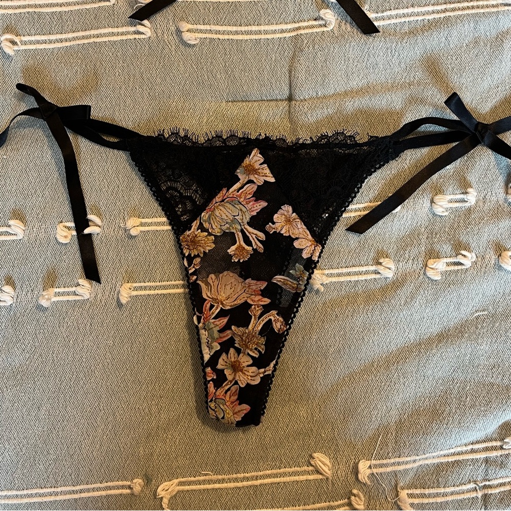 Victoria’s Secret Dream Angels Floral Embroidered Lingerie Set - Picture 8 of 12